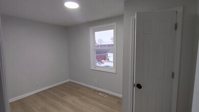 223 Ash St, Unit B in Tipton, IN - Foto de edificio - Building Photo