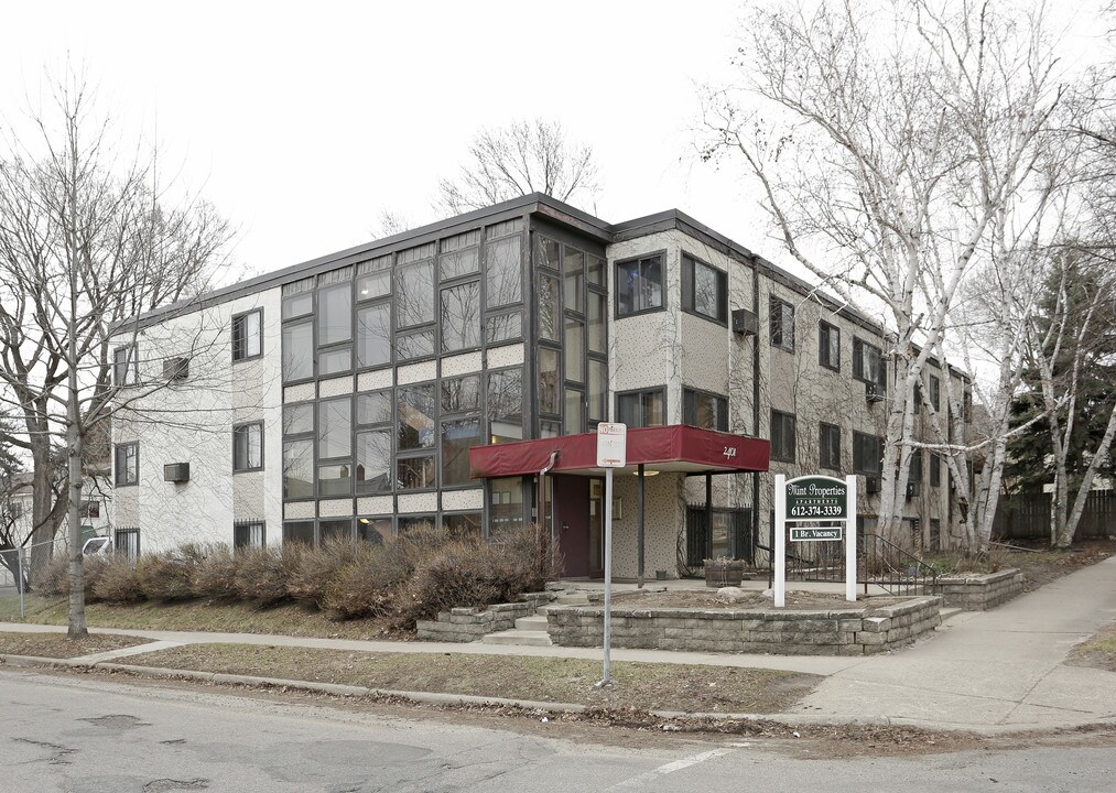 2401 Clinton Av in Minneapolis, MN - Building Photo