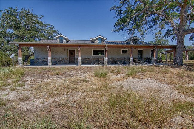 6921 3 Mile Rd in Flatonia, TX - Building Photo - Building Photo