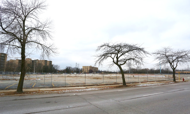 New Urbanist Plaza in Lincolnwood, IL - Foto de edificio - Building Photo