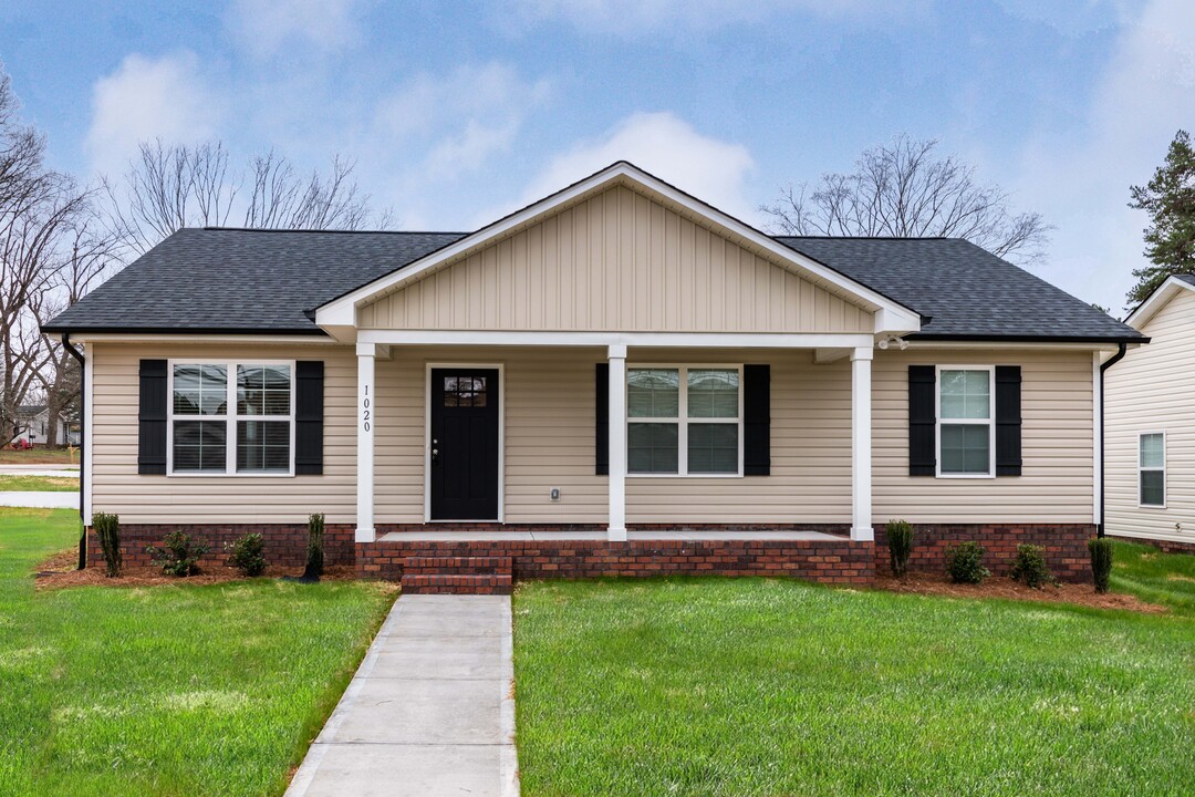 1020 N Main St in China Grove, NC - Foto de edificio