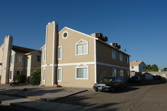 916 Bridgewater St in Las Vegas, NV - Foto de edificio - Building Photo