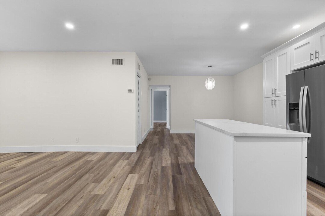 8406 W Sample Rd in Coral Springs, FL - Building Photo