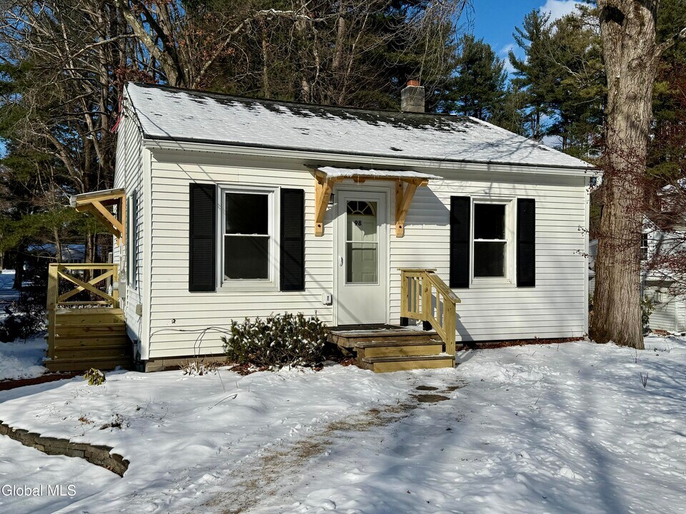 98 Willow St in Guilderland, NY - Building Photo