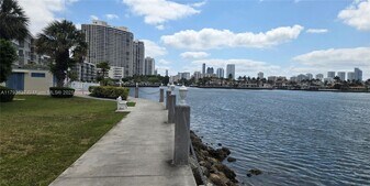 2905 Point East Dr in Aventura, FL - Building Photo