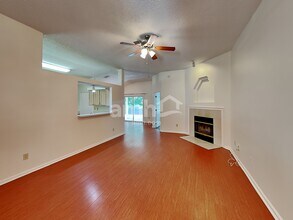 7804 Spring Branch Dr S in Jacksonville, FL - Foto de edificio - Building Photo