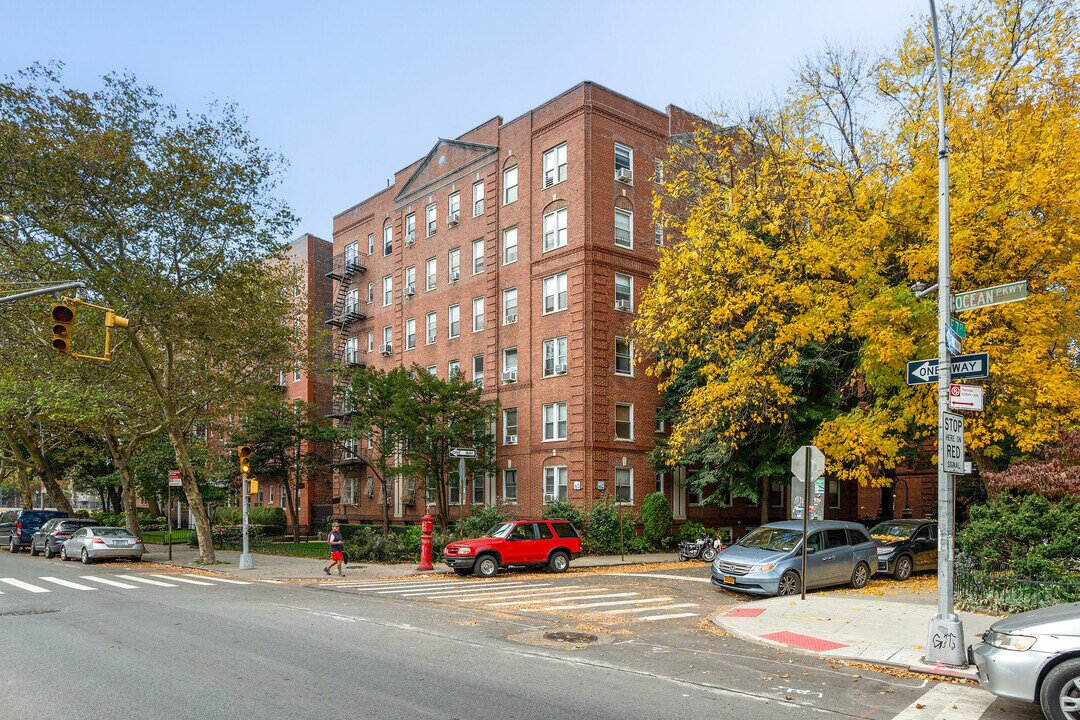 82 E 7th St in Brooklyn, NY - Building Photo