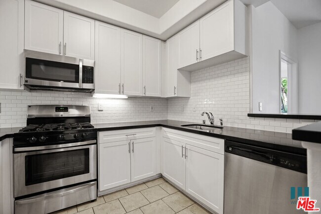 1561 S Barrington Ave in Los Angeles, CA - Foto de edificio - Building Photo