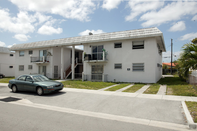 1750 Bright Dr in Hialeah, FL - Building Photo - Building Photo