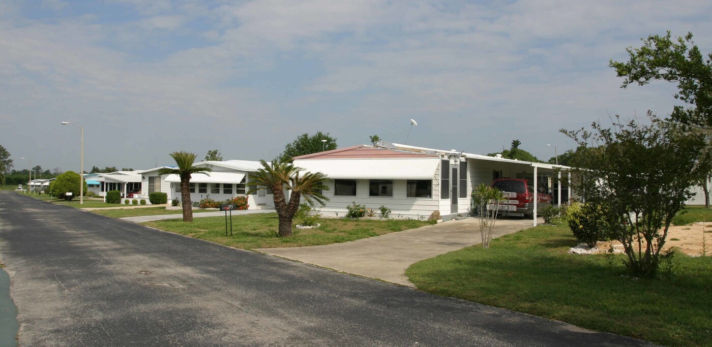 Dell Lake Village in Dundee, FL - Building Photo