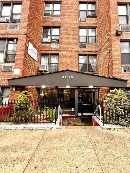 4226 81st St in Queens, NY - Building Photo