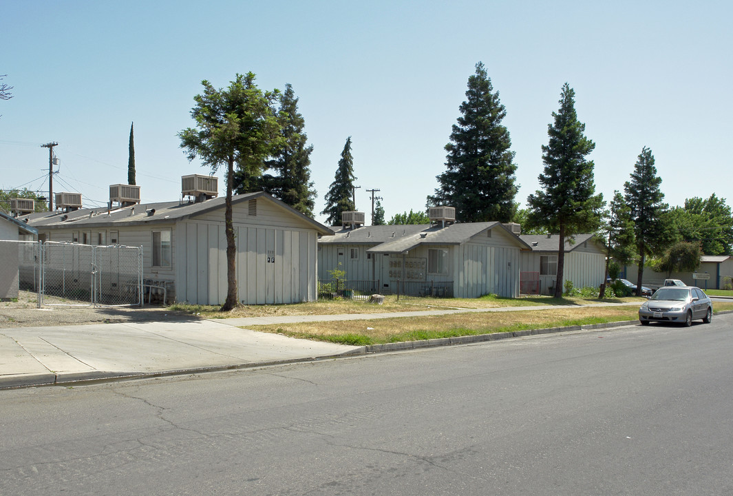 113-117 E 11th St in Merced, CA - Foto de edificio