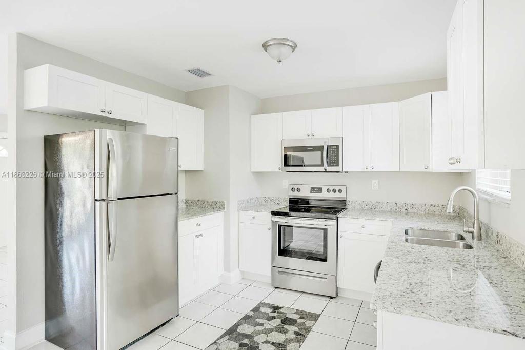 2440 SW 5th Pl in Fort Lauderdale, FL - Building Photo