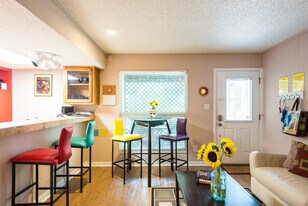 2204 Trailside Dr in Austin, TX - Building Photo