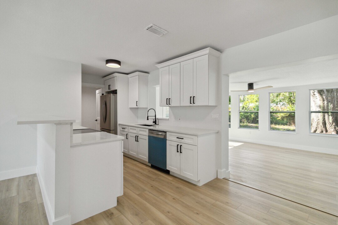 4970 Brookmeade Dr in Sarasota, FL - Building Photo