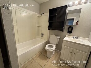 11122 Belair Dr-Unit -4 in San Antonio, TX - Building Photo - Building Photo
