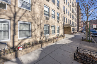 Pope John Paul II House in Brooklyn, NY - Foto de edificio - Building Photo