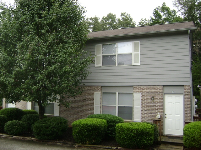 2928 Campground Way in Powell, TN - Foto de edificio