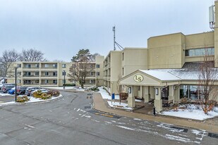 Laura Secord Apartments in Niagara Falls, ON - Building Photo