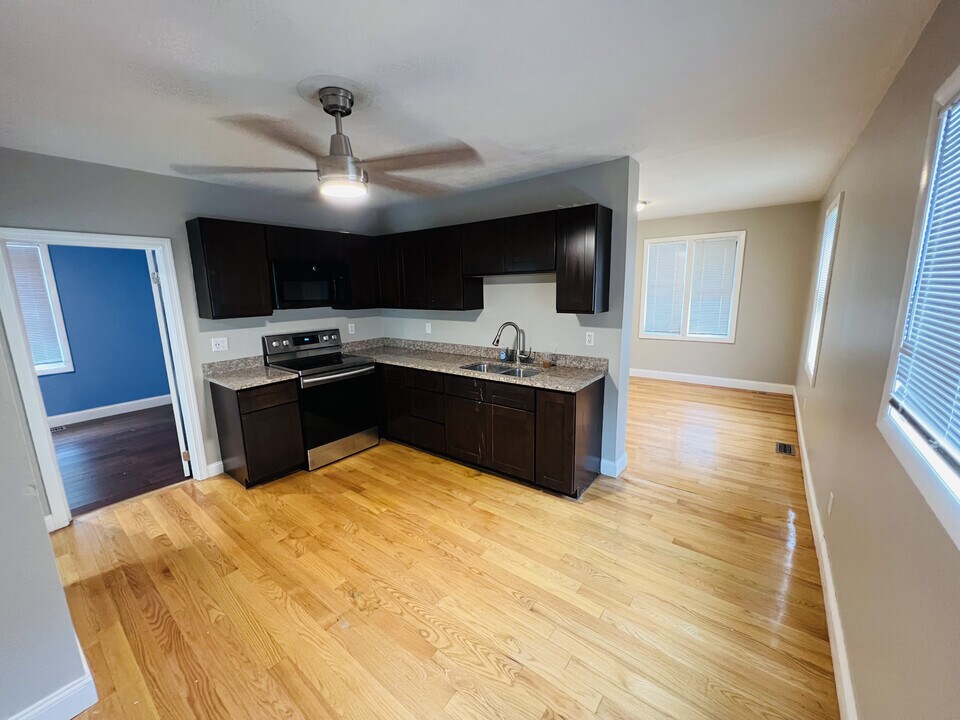 14 Arnold Ave, Unit 1 in Lincoln, RI - Foto de edificio