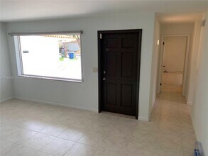 1117 NE 2nd Ct-Unit -1 in Hallandale Beach, FL - Building Photo - Building Photo