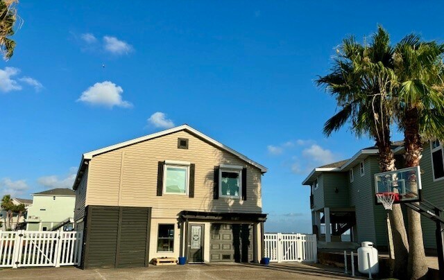 130 Tamana Dr in Tiki Island, TX - Building Photo - Building Photo