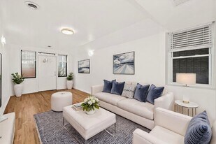 1739 W Beach Ave, Unit apt G in Chicago, IL - Building Photo