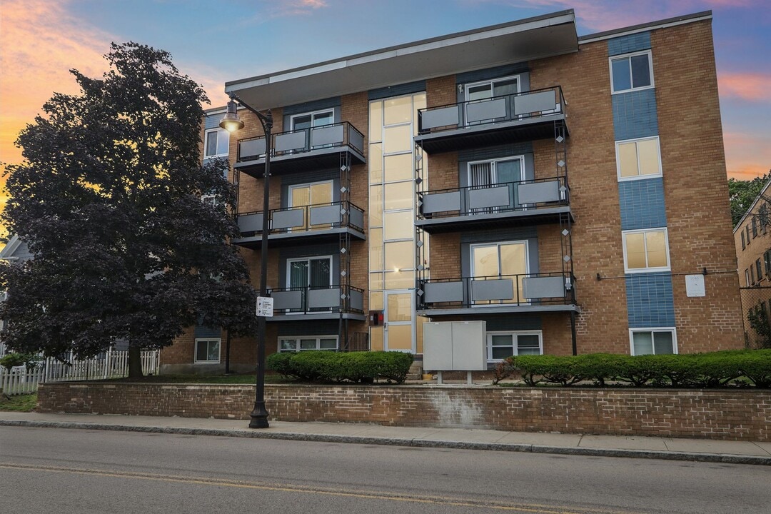 1045 River in Hyde Park, MA - Foto de edificio