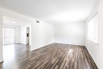 Adar at Golden Gate in Stone Mountain, GA - Foto de edificio - Building Photo