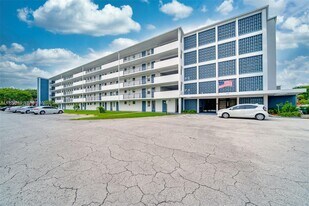 950 Hillcrest Dr in Hollywood, FL - Building Photo