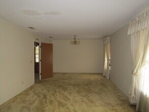 1103 E Barnard St in Glennville, GA - Foto de edificio - Building Photo