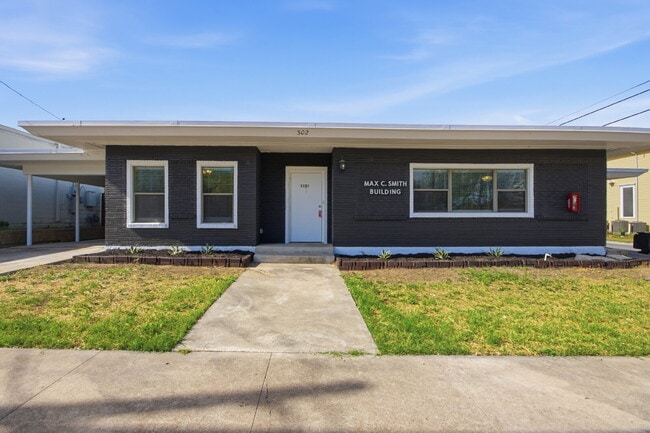 302 W San Antonio St in San Marcos, TX - Building Photo - Building Photo