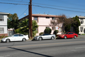 14747 Vanowen St in Van Nuys, CA - Building Photo - Building Photo