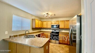 721 W Flaming Arrow Dr in Green Valley, AZ - Building Photo - Building Photo