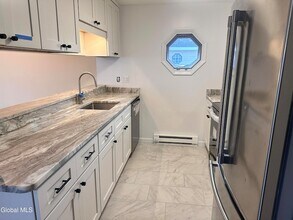 36 Donna Lynn Dr in East Greenbush, NY - Foto de edificio - Building Photo