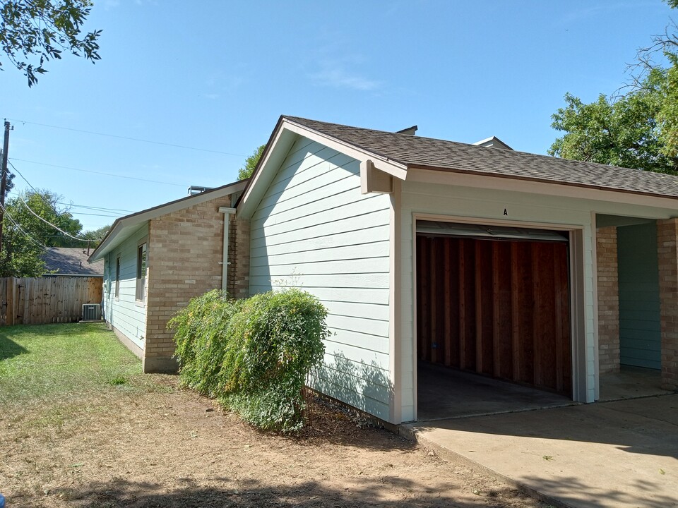 413 Vista W Ct, Unit A in Bastrop, TX - Foto de edificio