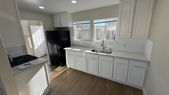 538 Douglas Ave in Oakland, CA - Building Photo