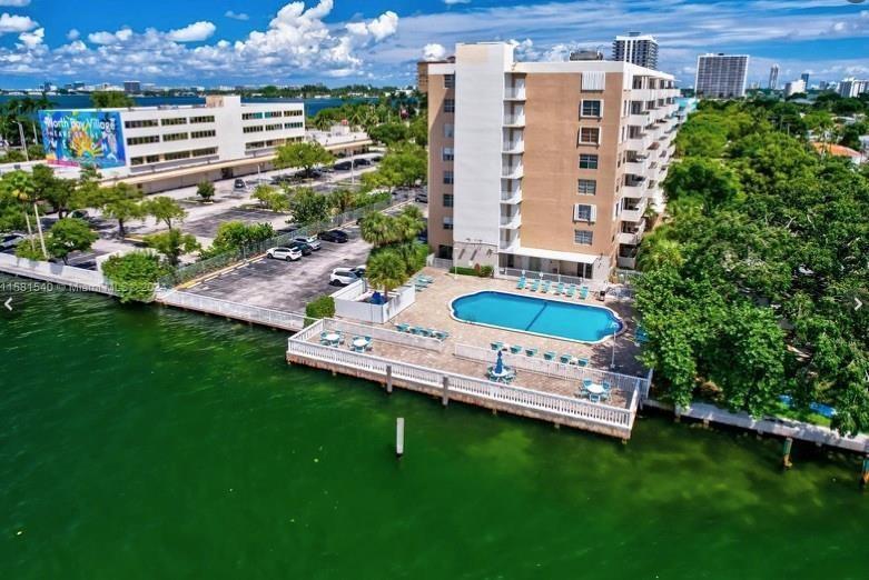 1455 N Treasure Dr in North Bay Village, FL - Foto de edificio