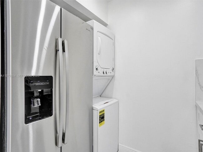 10051 Winding Lake Rd, Unit 2 in Sunrise, FL - Foto de edificio - Building Photo