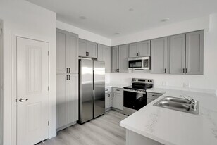 The Village at Hanford Square in Hanford, CA - Building Photo