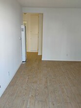 18924-18934 Gault St in Los Angeles, CA - Foto de edificio - Building Photo