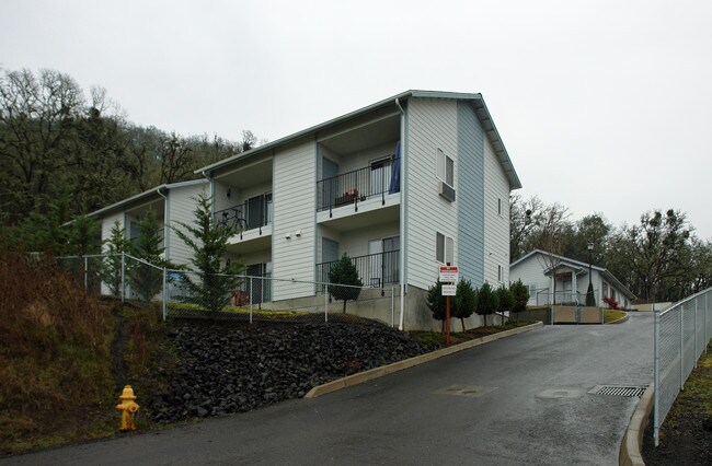 1010-1050 NE Crescent St in Roseburg, OR - Building Photo - Building Photo