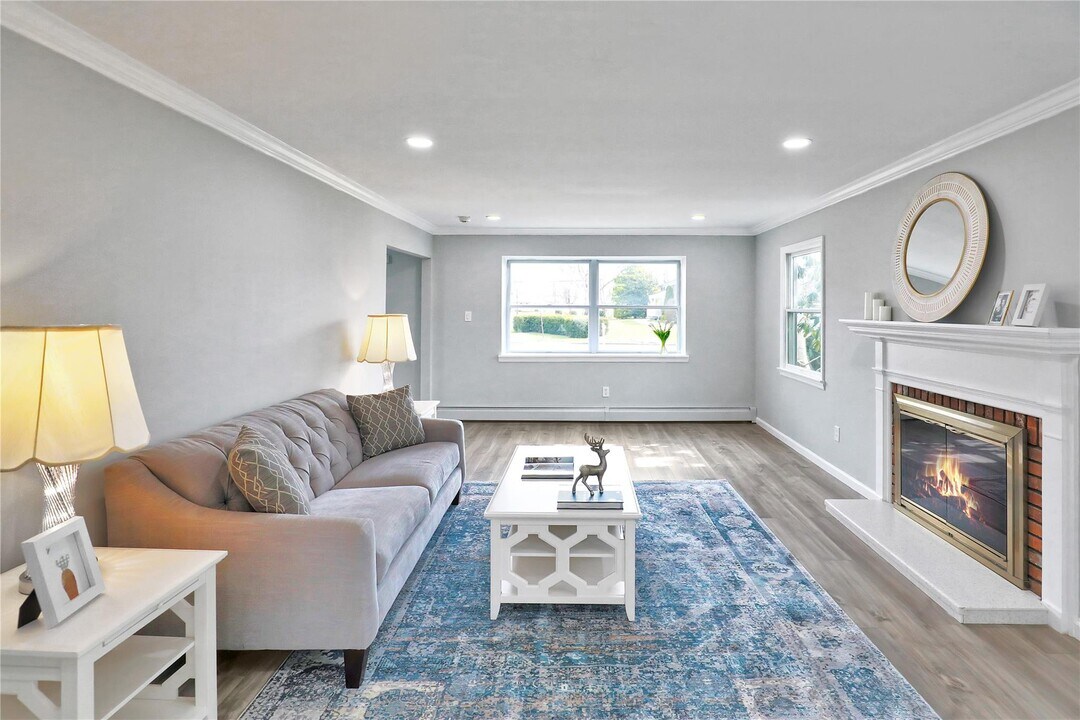 282 Hallock Rd in Stony Brook, NY - Building Photo