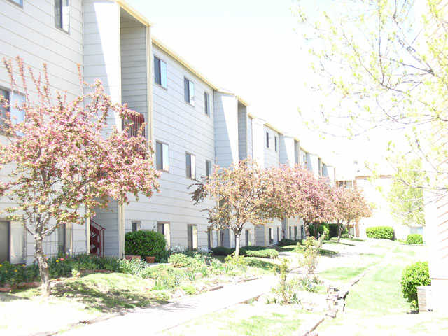 The Shores Apartments in Wichita, KS - Building Photo - Building Photo