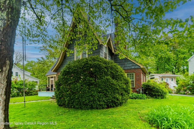 38 Plattekill Ave in New Paltz, NY - Foto de edificio - Building Photo