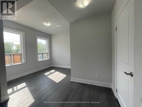 15229 Yonge St in Aurora, ON - Building Photo - Building Photo