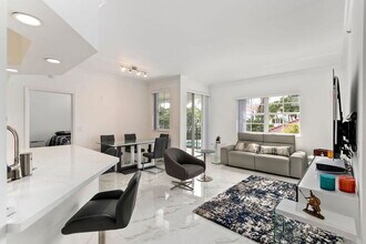 3205 NE 184th St in North Miami Beach, FL - Building Photo - Building Photo