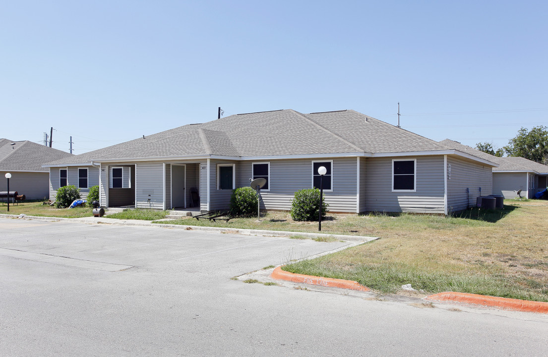 Springfield Villas in Lockhart, TX - Building Photo