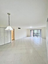 195 Lakeview Dr in Weston, FL - Building Photo - Building Photo