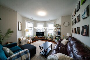 724 Parker St in Boston, MA - Building Photo